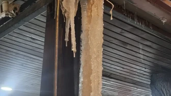 Elazığ’da dondurucu soğuk nedeniyle Karakoçan’da metrelerce buz sarkıtı oluştu