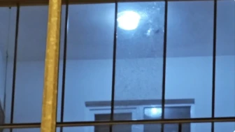 Çorum’da sokakta rastgele ateş eden maganda evin camına zarar verdi