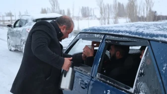 Bünyan Belediyesi kar mesaisindeki ekiplere ve vatandaşlara sıcak çay ikram etti