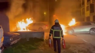 park halindeki araç alev alev yandı 2 otomobil zarar gördü