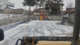 Battalgazi Belediyesi okul bahçelerinde kar temizliği çalışması yaptı