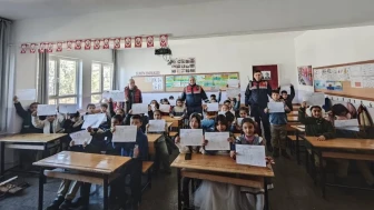 Gaziantep'te jandarma ekipleri öğrencilerin karne heyecanına ortak oldu