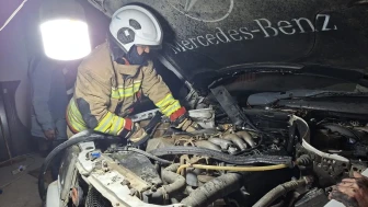 Samandağ’da park halindeki Mercedes Benz alev aldı, itfaiye müdahale etti