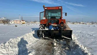 Kars'ta duyarlı vatandaş traktörüyle mezarlık yolundaki karları temizledi