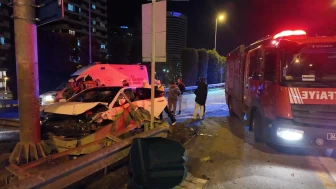 Ümraniye'de alkollü sürücünün kullandığı otomobil bariyerlere saplandı: 2 yaralı