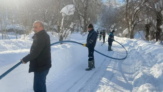 hakkari'de su arıza ekibi 1,5 metre karı aşarak arızaya ulaştı