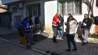 Germencik'te belediye başkanı Zencirci soğuk havada çalışan işçilere çay götürdü
