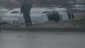 Gaziantep'te gizli buzlanma nedeniyle kontrolden çıkan işçi servisi şarampole devrildi: 10 yaralı