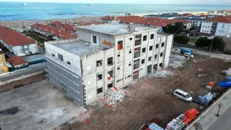 Sakarya'nın Karasu ilçesinde 11 yıldır atıl duran MYO binası SUBÜ tarafından tamamlanıyor