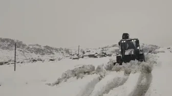 Çermik'te kardan dolayı kapanan mahalle yolları ulaşıma açıldı