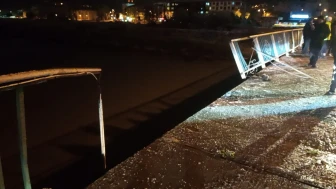 Zonguldak'ta köprü korkuluklarında asılı kalan cip nehre düşmekten son anda kurtuldu