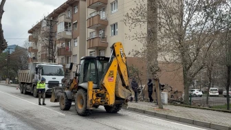 Edirne'de sağanak sonrası apartman bacası çökerek otomobile hasar verdi