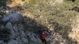 Fethiye’de kayalıklarda mahsur kalan keçi MAG ekipleri tarafından kurtarıldı