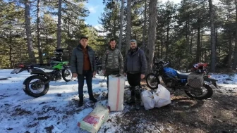 Motosiklet tutkunları Amanos Dağları'nda yaban ve sokak hayvanları için mama bıraktı