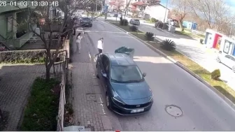 Sakarya’da fırtınanın savurduğu çöp konteyneri park halindeki otomobile çarptı