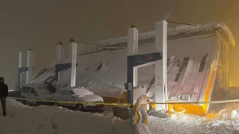 Hakkari'nin Derecik ilçesinde yoğun kar yağışı nedeniyle akaryakıt istasyonunun çatısı çöktü