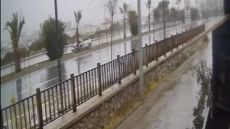 Antalya'nın Alanya ilçesinde otomobil refüjdeki ağaca çarpıp takla attı