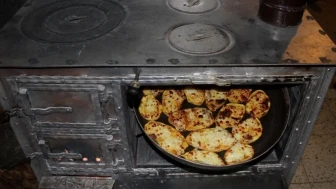 Erzincan'da kışın soğuk gecelerinde sobada kaşarlı patates keyfi