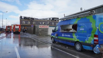 Tuzla Belediyesi yangından etkilenen vatandaşlara çorba ve çay dağıttı