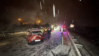 Düzce’de kafa kafaya çarpışan araçlar hurdaya döndü 7 yaralı