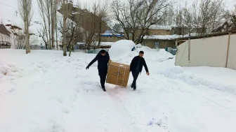 Ankara’da polis memuru Mustafa Şahin engelli vatandaşa akülü sandalye hediye etti