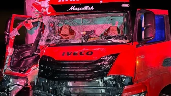 Uşak'ta 2 tırın çarpışması sonucu 1 kişi yaralandı