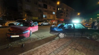 Karaman'da park halindeki araca çarpan otomobilin sürücüsü yaralandı