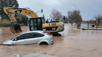 Adana’da sel suları yükselince minibüs üzerinde mahsur kalan vatandaşlar belediye ekipleri tarafından kurtarıldı