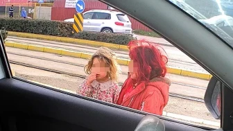 Eskişehir'de kışın çıplak bacaklarla dilenen çocukların hali yürek burktu