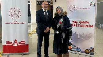 Van'a yeni atanan öğretmenler güllerle karşılandı