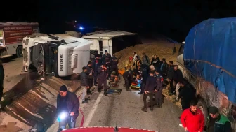 Bursa’da talaş yüklü tır devrildi: araçta sıkışan genç sürücü hayatını kaybetti