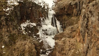 Afyonkarahisar’da donan şelale ve göller hayranlık uyandıran görüntüler oluşturdu
