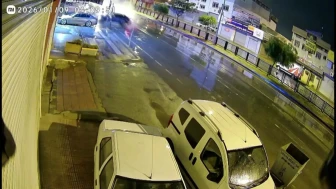 Adana'da kaygan yolda kontrolden çıkan otomobil park halindeki 4 araca çarptı