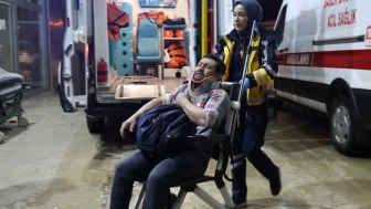 Adana'da fabrika işçilerini taşıyan minibüs devrildi, 13 kişi yaralandı