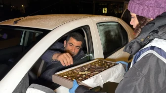 Düzce'de denetime giren sürücülere polis ekiplerince çikolata ikram edildi