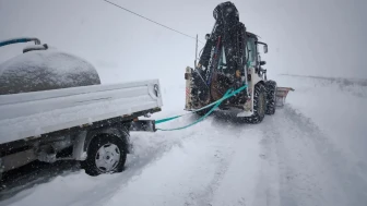 Bayburt'ta karla mücadele çalışmaları için 40 iş makinesi ve 62 personel görev yapıyor
