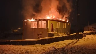 Kars’ta imam evi alev alev yanarak kullanılamaz hale geldi