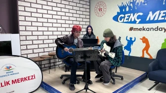 Düzce'de genç mekanda piyano performanslarıyla keyifli anlar yaşandı