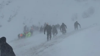 Artvin'de çığ altında kalan çobanı arama çalışmalarına hava şartları nedeniyle ara verildi