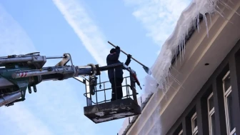 Bingöl’de itfaiye ekipleri buz sarkıtlarını temizledi