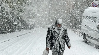İstanbul'da kar yağışı nedeniyle araçlar güçlükle ilerledi