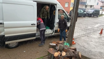 Ordu'da ihtiyaç sahiplerine sıcak yemek ve yakacak yardımı ulaştırılıyor