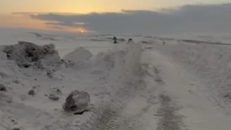 Sivas'ta kara saplanan yolcu midibüsünü muhtar traktörüyle kurtardı