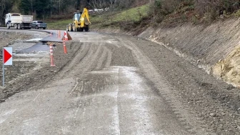 Türkeli’de karların erimesiyle heyelan meydana geldi ve yol çöktü