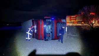 Çorum’da köpeğe çarpmamak için manevra yapan tır şarampole devrildi: 1 yaralı