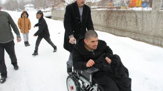 Muş'ta engelli gencin annesinin mezarını ziyaret etme hayali akülü sandalyeyle gerçek oldu