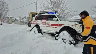 Bartın'da kar nedeniyle mahsur kalan hastayı sağlık ekipleri paletli ambulansla kurtardı