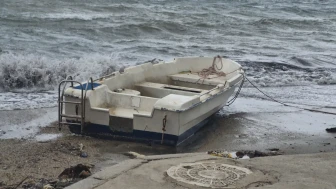 Bodrum'da fırtına nedeniyle tekneler karaya vurdu, feribot seferleri yapılamadı