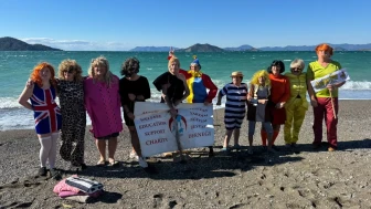 Fethiye’de soğuk havaya aldırmadan çocuklar ve hayvanlar için denize girdiler