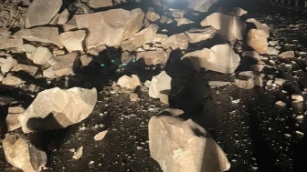 Dağdan kopan kayalar Birecik ilçesinde yolu trafiğe kapattı